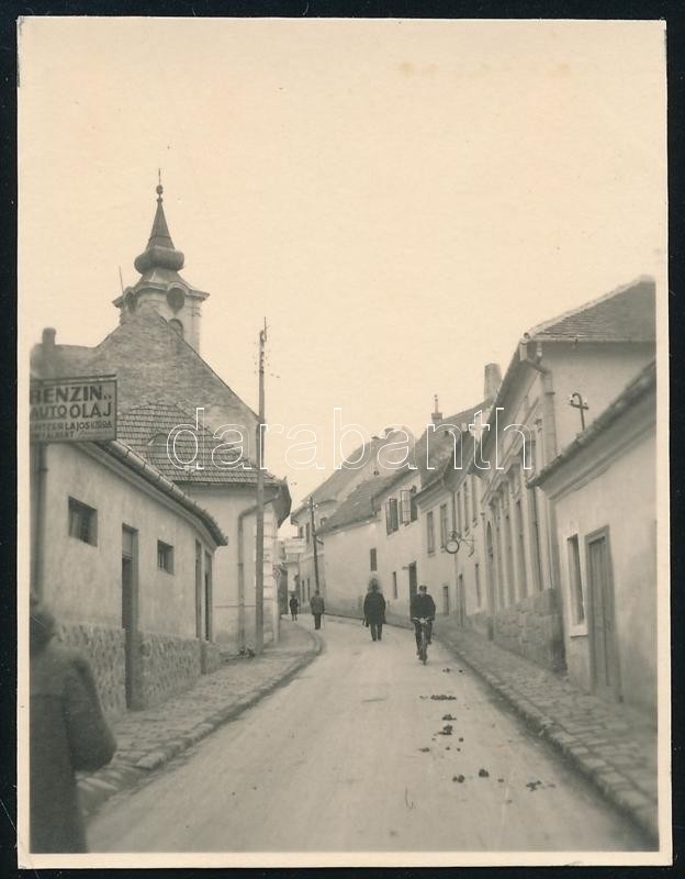 1929 Kinszki Imre (1901-1945) budapesti fotóművész hagyatékából, jelzés nélküli vintage fotó (kis utca Óbudán), 5,6x4,3 cm
