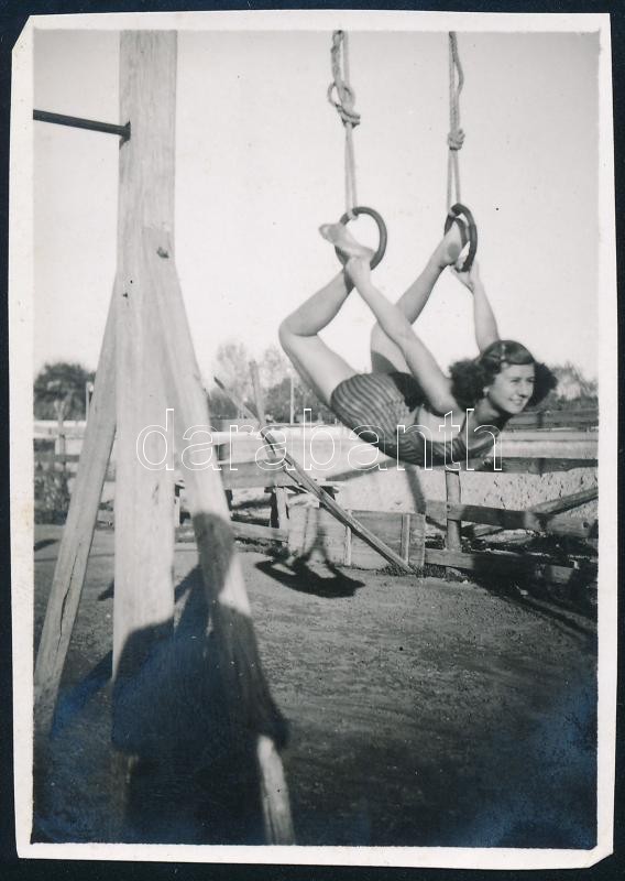 cca 1929 Kinszki Imre (1901-1945) budapesti fotóművész hagyatékából, jelzés nélküli vintage fotóművészeti alkotás (tornász lány), a kép két sarka kissé hiányos, 8,2x5,8 cm
