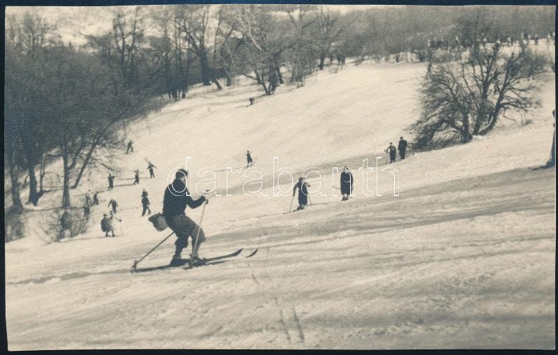 cca 1929 Kinszki Imre (1901-1945) budapesti fotóművész hagyatékából, jelzés nélküli vintage fotó (síterep), 8,3x13,3 cm