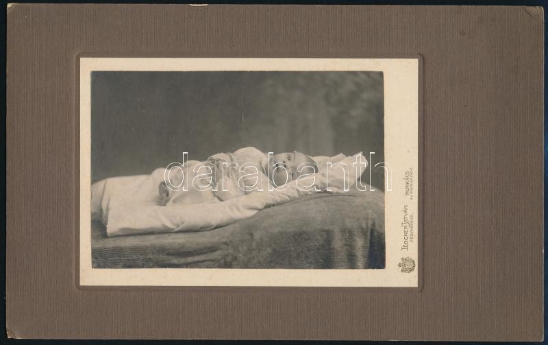 cca 1909 Munkács, Isocker István fényképész műtermében készült, keményhátú vintage fotó, 16,8x26,8 cm