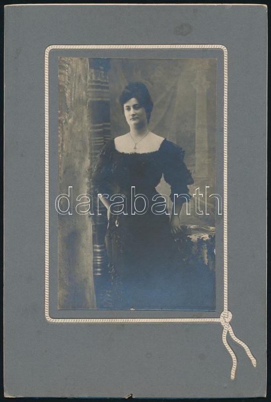 cca 1905 Jelzés nélküli, műtermi, keményhátú vintage fotó, kötél utánzatú dombornyomott kerettel, 21x14 cm