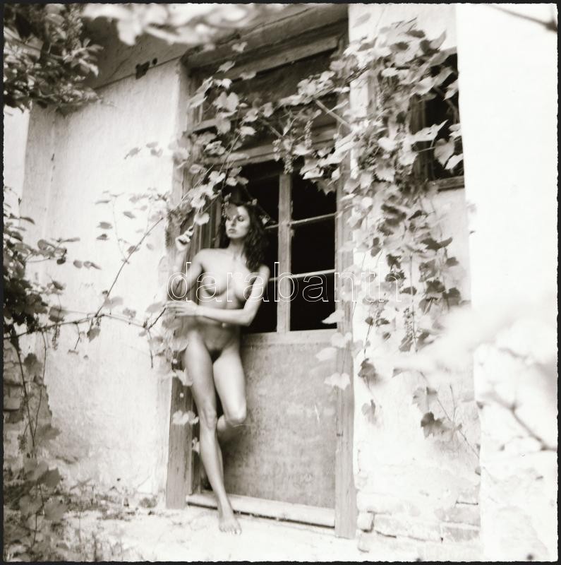 cca 1986 Öreg házban fiatal menyecske, Menesdorfer Lajos (1941-2005) budapesti fotóművész hagyatékából vintage NEGATÍV, 6x6 cm