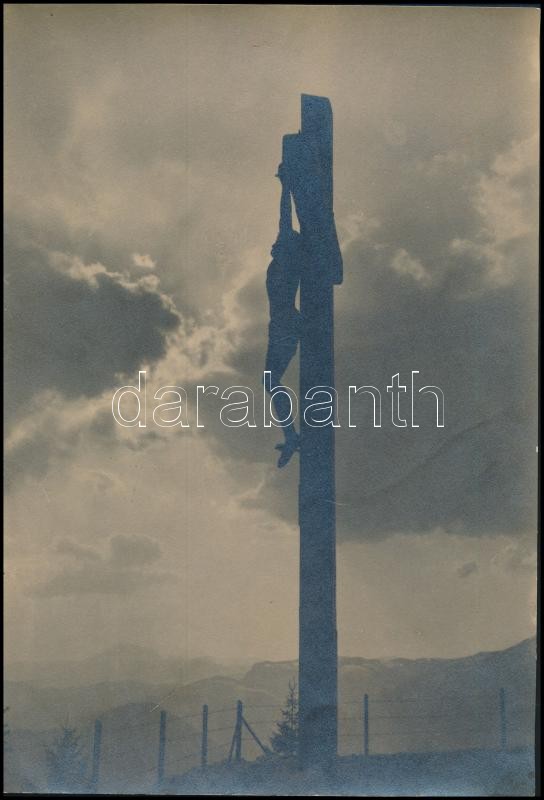 cca 1933 Thöresz Dezső (1902-1963) békéscsabai gyógyszerész és fotóművész hagyatékából, jelzés nélküli  vintage fotóművészeti alkotás (Feszület az út szélén), 29x20 cm