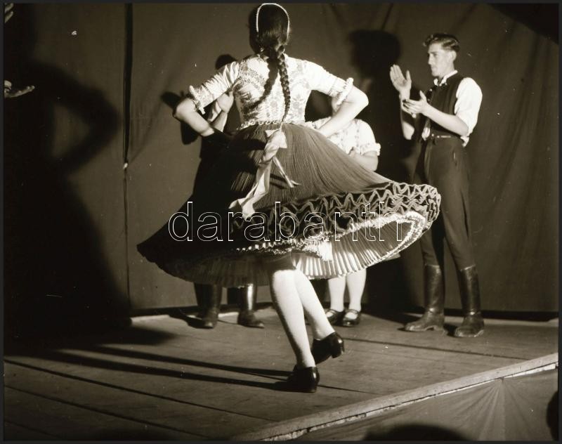 cca 1960 és 1970 között készült riport felvételek többféle témáról, különböző helyszíneken, Kotnyek Antal (1921-1990) budapesti fotóriporter hagyatékából 13 db vintage NEGATÍV, 6x6 cm