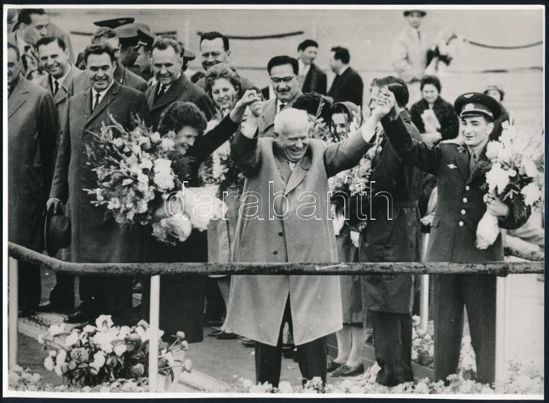 1965 Moszkva, Nyikita Szergejevics Hruscsov (1894-1971) szovjet politikus Tyereskova és Bikovszkij űrhajósokat ünnepli, vintage sajtófotó, felületén törésvonal, 17,8x24,5 cm