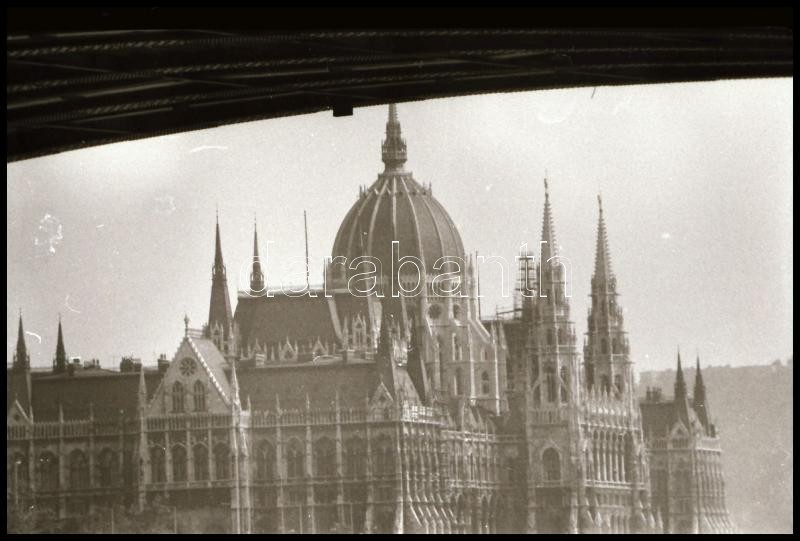 1975 Budapest, a Margitszigeten napfürdőzőkről készült felvétel sorozat, 17 db vintage NEGATÍV, 24x36 mm