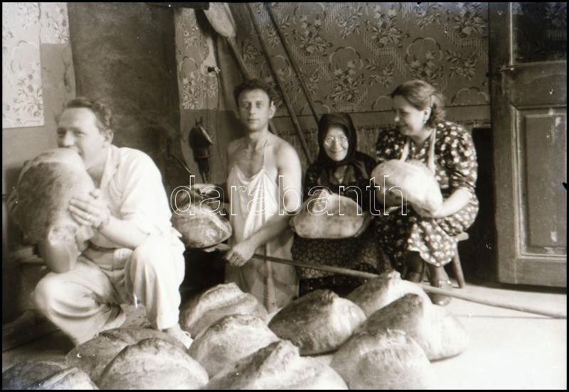 cca 1960 Egy pék család a frissen sütött búbos kenyerekkel, vintage negatív Kotnyek Antal (1921-1990) budapesti fotóriporter hagyatékából, 6x9 cm