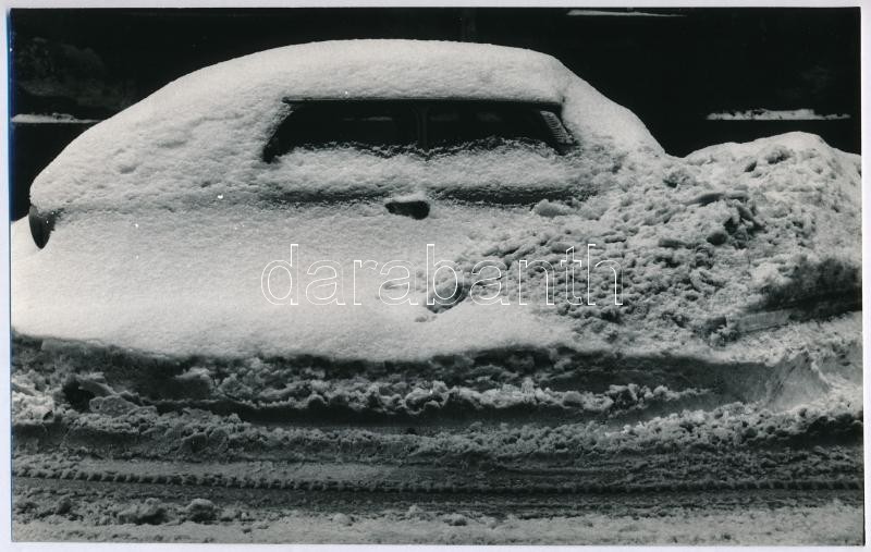 cca 1976 Magyar Alfréd budapesti fotóművész jelzés nélküli vintage fotóművészeti alkotása (autó havazás után), 15,2x23,8 cm