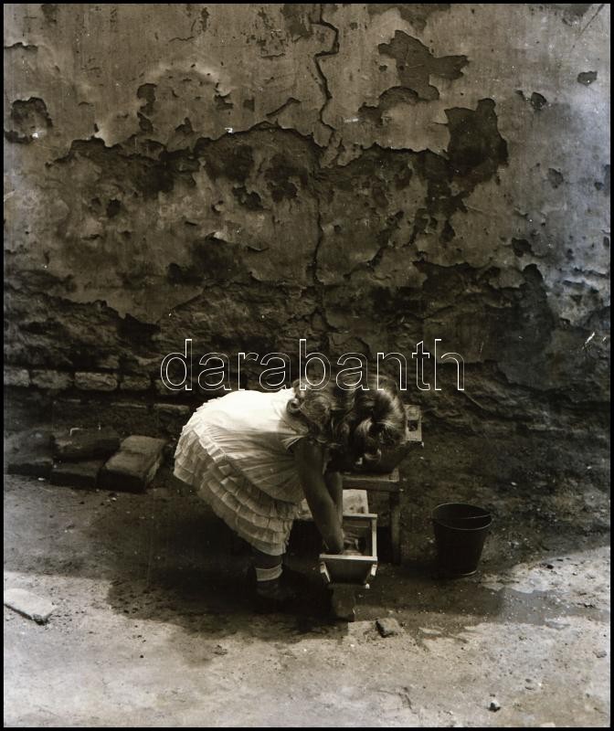 cca 1936 Kinszki Imre (1901-1945) budapesti fotóművész hagyatékából vintage NEGATÍV (kislány játszik), 9x6 cm