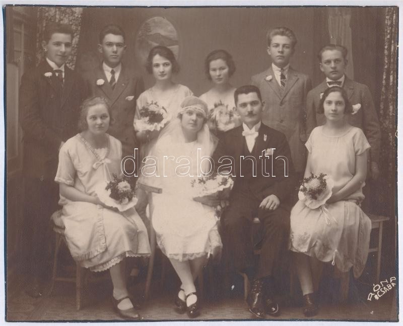 cca 1928 Békéscsaba, Róna fényképész műtermében készült esküvői csoportkép, vintage fotó, 14x17,8 cm