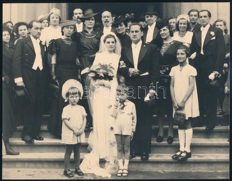 cca 1928 Miskolc, Frisch Oszkár fényképész és fotóriporter pecsétjével jelzett esküvői csoportkép, a kép főszereplője az első sorban álló kisfiú, aki vigyázban állva piszkálja az orrát, 16,7x21,5 cm
