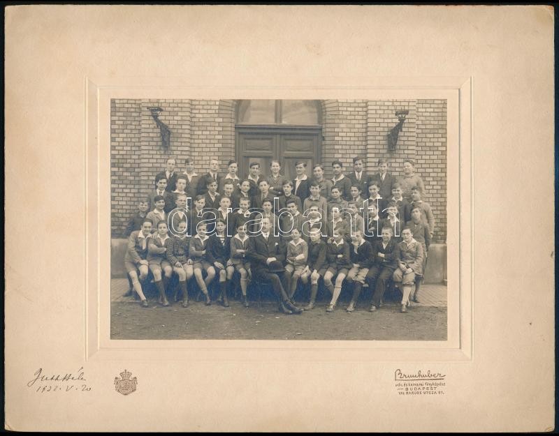 1932 Budapest, Brunhuber udvari és kamarai fényképész felvétele egy fiúiskola osztályáról, 12x16,8 cm, karton 21,3x27,5 cm