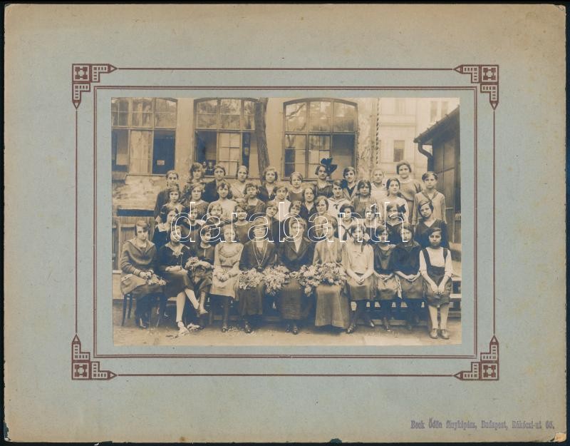 cca 1908 Budapest, Beck Ödön fényképész felvétele egy leányiskola tanulóiról, vintage fotó, 12x17 cm, karton 21x27 cm
