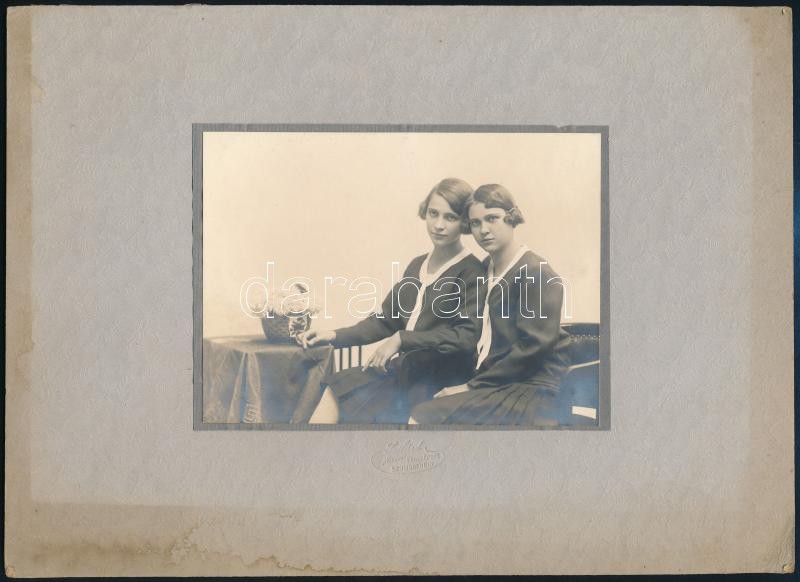 cca 1910 Szombathely, Szilárd művész fényképező hidegpecsétjével jelzett vintage fotó, 10x13,8 cm, karton 20x27,5 cm