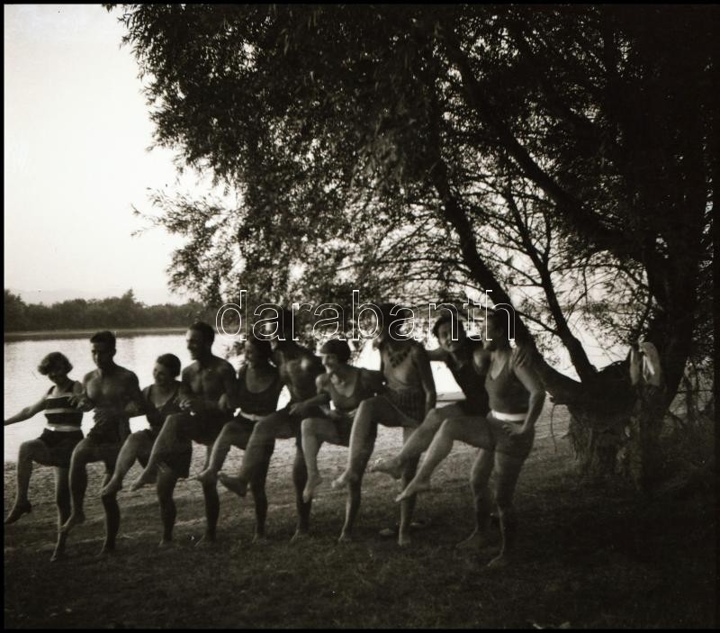 cca 1933 Mozgásművészeti csoport vízparti gyakorlata, 1 db vintage NEGATÍV, 6x6 cm