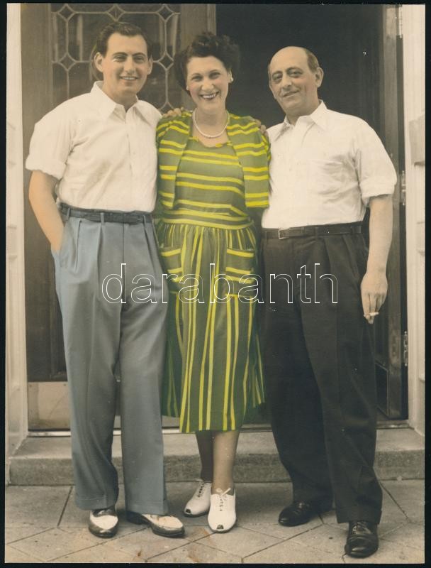 cca 1950 Színezett családi kép, vintage fotó, 24x18 cm