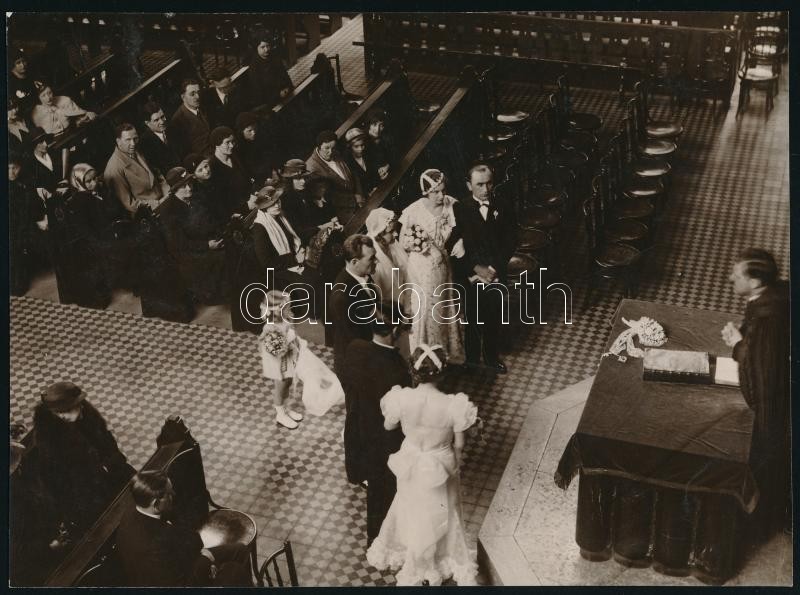 cca 1940 Esküvő a templomban, vintage fotó jelzés nélkül, 17x23 cm
