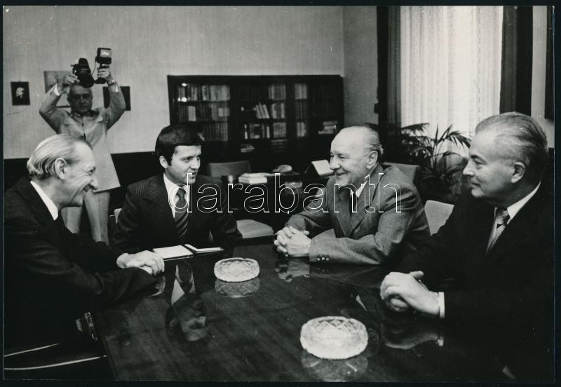 1979 Kádár János (1912-1989) politikus fogadta az ENSZ főtitkárát, Kurt Waldheimet, vintage sajtófotó, 16,6x24,5 cm