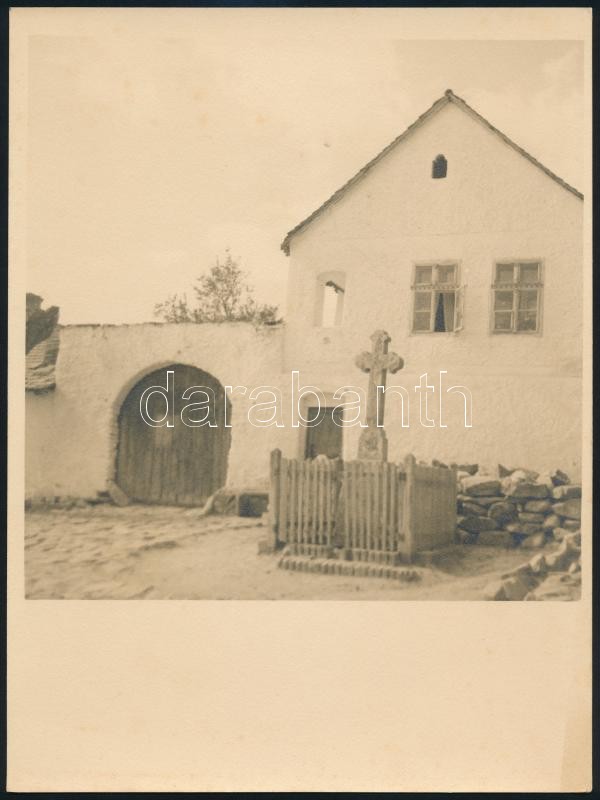 cca 1936 Thöresz Dezső (1902-1963) békéscsabai gyógyszerész és fotóművész hagyatékából jelzés nélküli  vintage fotó (Kereszt a ház előtt), 24x18 cm