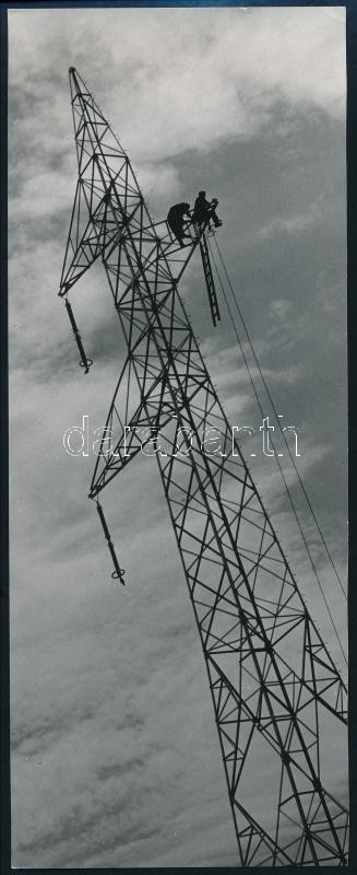 cca 1973 Magyar Alfréd budapesti fotóművész feliratozott vintage fotóművészeti alkotása (Ég és föld között), 24x9,4 cm