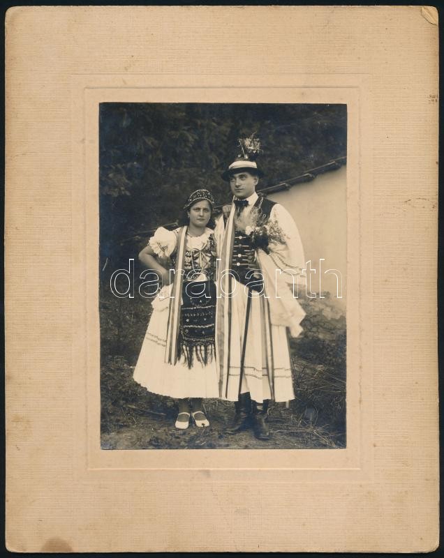 1940 Magyaros viseletbe öltözött pár, vintage fotó, 15,2x10,9 cm, karton 24x19,3 cm