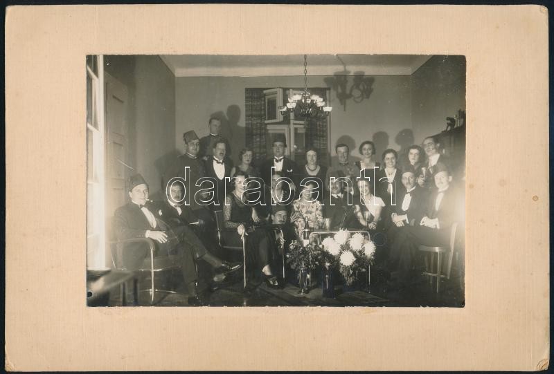 1930 Házi farsangi bál, a hátoldalon felsorolva a csoportképen szereplők neve, vintage fotó, 11,5x17 cm, karton 16,8x24,8 cm