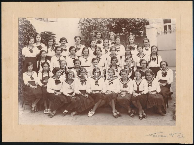 1934 Kaposvár, a IV. A. osztály növendékei, a vintage fotó hátoldalán nevek, aláírások, Kozma Márton fényképész pecsétjével jelzett, 15,8x23 cm, karton 21x28,2 cm