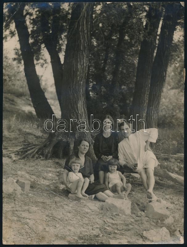 1928 Szúnyogsziget feliratú, vintage fotó, felületén hibákkal, 24x18 cm
