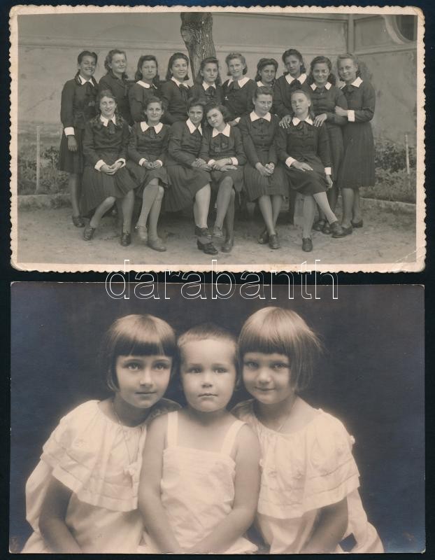 1942 Balatonfüred, a polgári iskola leánytanulói, hátoldalon nevesítve az elfoglalt helyek alapján; + hozzáadva egy 1924-es datálású és szintén feliratozott, balatonfüredi műtermi fotót; összesen 2 db vintage fotó, 13,5x8,5 cm