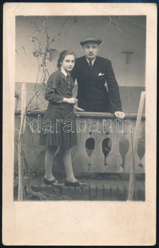 1939 Nógrádverőce, Dla Kamilli és Stefan Lorek, feliratozott vintage fotó, sarkán törésvonal, 13,8x8,7 cm