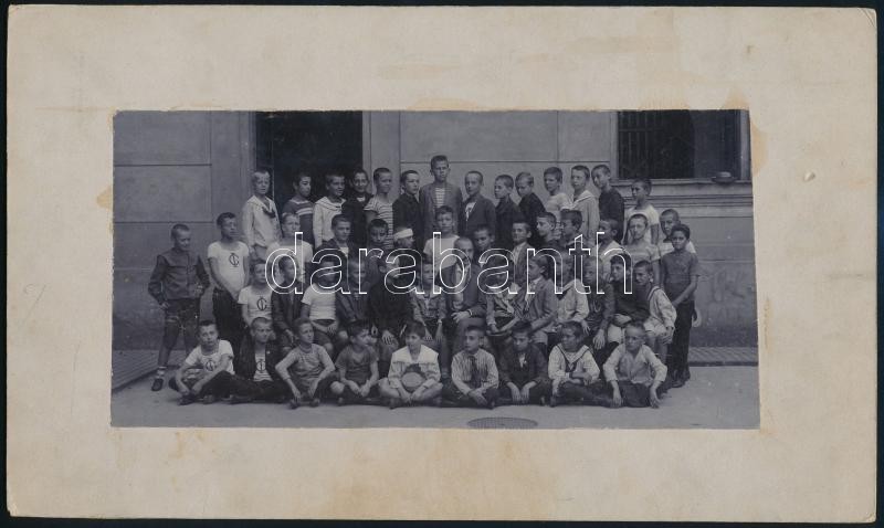 1910 Fiúiskolai csoportkép, a kép hátoldalán mindenki nevesítve, a sorokban elfoglalt helyük szerint, 9,8x20 cm, karton 16x27,2 cm