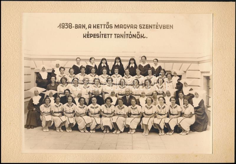 1938 Oktatás történet, a kettős magyar szentévben képesített tanítónők, vintage fotó, 17,8x24 cm, karton 20,5x29,4 cm
