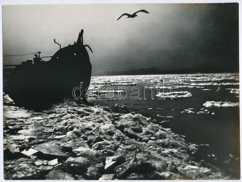 cca 1973 Gebhardt György (1910-1993) budapesti fotóművész hagyatékából, jelzés nélküli vintage fotóművészeti alkotás (Téli Duna), 17,5x23,5 cm
