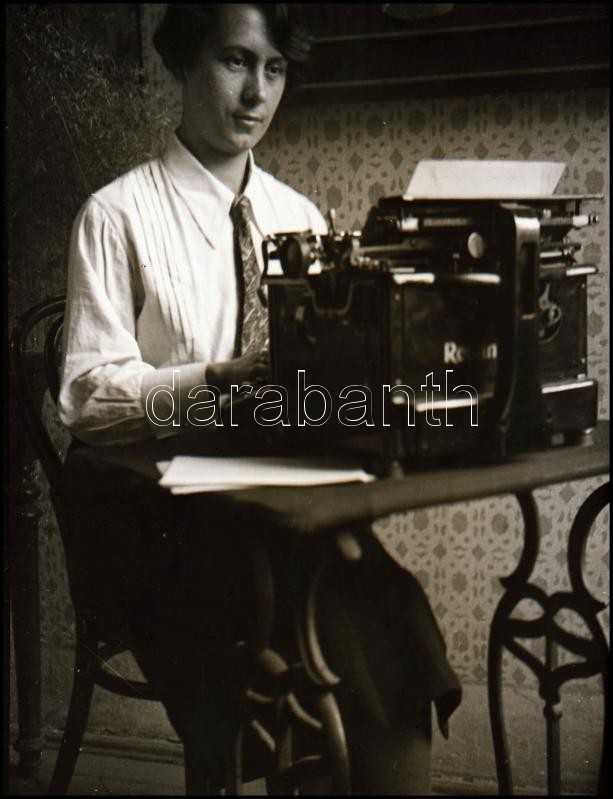 cca 1932 Kinszki Imre (1901-1945) budapesti fotóművész hagyatékából vintage NEGATÍV (gépíró a hivatalban), 8x6 cm