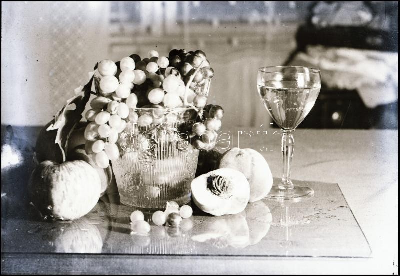 cca 1932 Kinszki Imre (1901-1945) budapesti fotóművész hagyatékából vintage NEGATÍV (gyümölcsös csendélet kompozíció), 6x8,5 cm