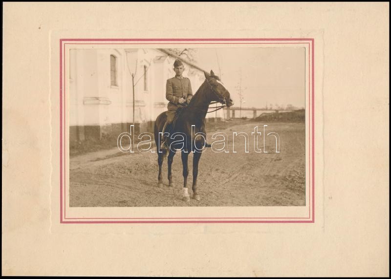 cca 1920 Lovas katona, vintage fotó, 11,5x17 cm, karton 20,5x28,5 cm