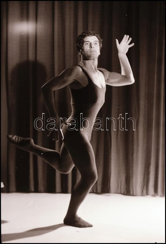 cca 1975 Balett- és mozdulatművész egy fényképész műtermében, 7 db vintage NEGATÍV, 9x6 cm