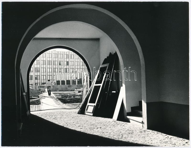 1987 Reggeli fényben, Vincze János (1922-1999) kecskeméti fotóművész hagyatékából feliratozott vintage fotóművészeti alkotás, 18x23,5 cm