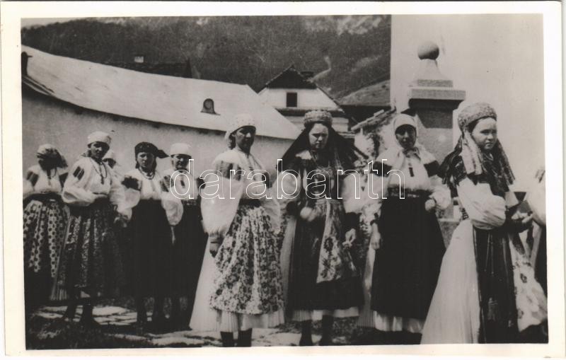 Transylvanian folklore from Rimetea, ladies, Torockói népviselet, erdélyi folklór