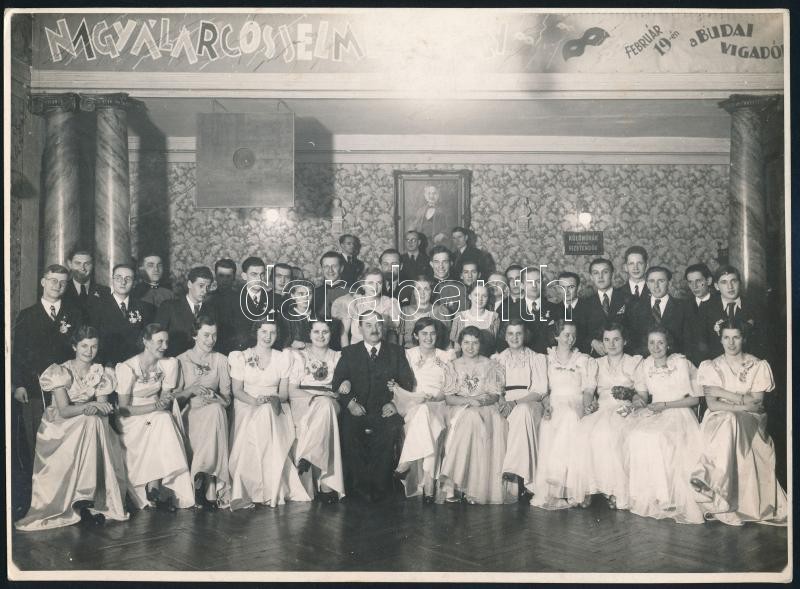 1938 Budapest, Budai Vigadó (ma Hagyományok Háza), a táncvizsga résztvevői, Szántó György pecsétjével jelzett vintage fotó, 17x23,5 cm