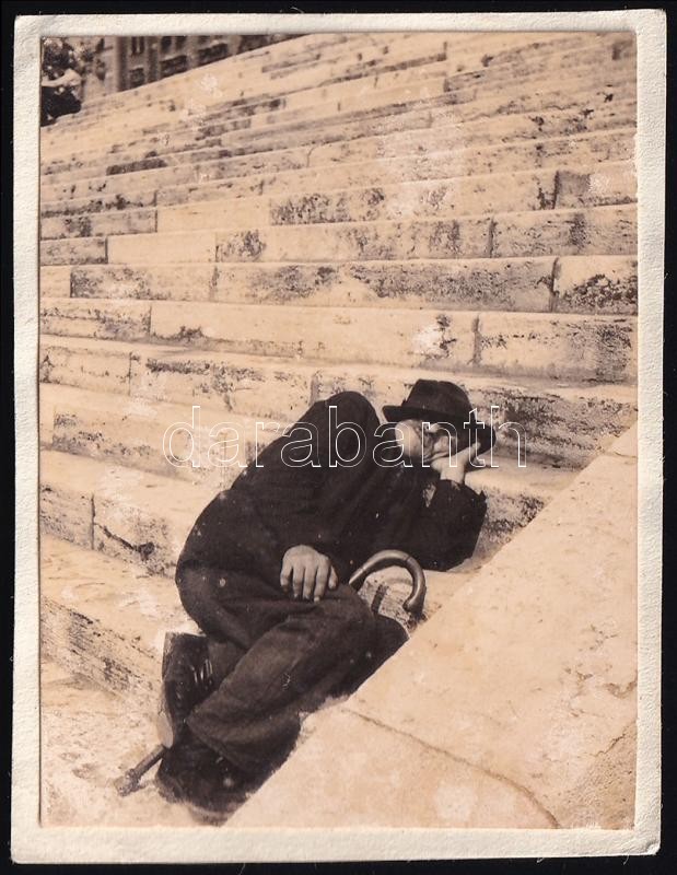 cca 1934 Kinszki Imre (1901-1945) budapesti fotóművész hagyatékából jelzés nélküli vintage fotó (alvó ember a Duna part lépcsőjén), 5,5x4,3 cm