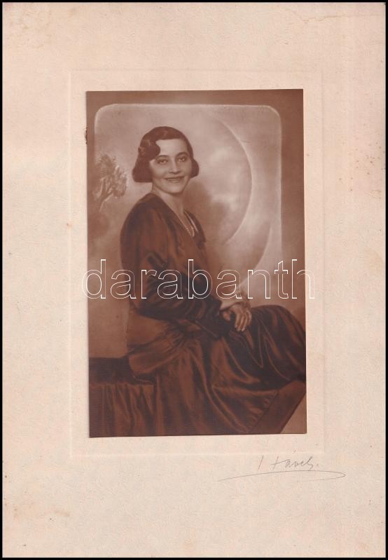 cca 1925 Hável fotószalon aláírással, pecséttel jelzett vintage fotója, 18,5x11,6 cm, karton 30x20,5 cm