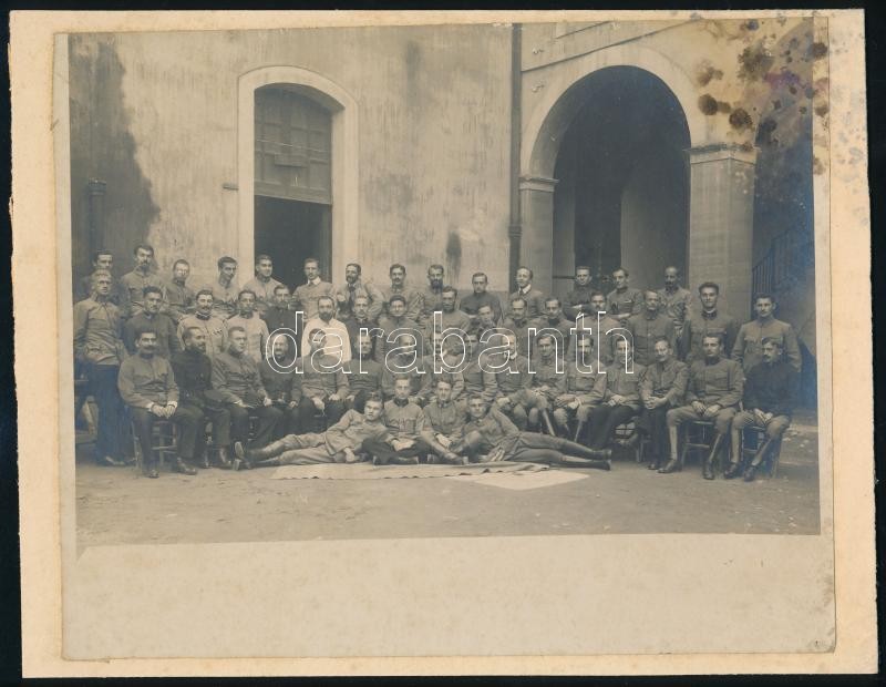 cca 1914 Palermóban készült katonai csoportkép, hátoldalán pecséttel jelzett, sarkán foltos, 19,5x24 cm, karton 21x26,7 cm