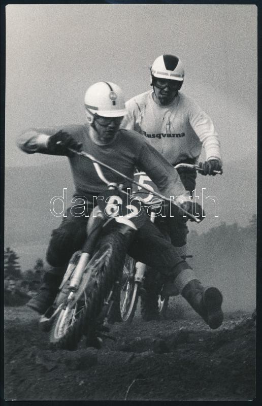 cca 1975 Gebhardt György (1910-1993) budapesti fotóművész hagyatékából, jelzés nélküli vintage fotóművészeti alkotás (Motocross), 23,7x15 cm