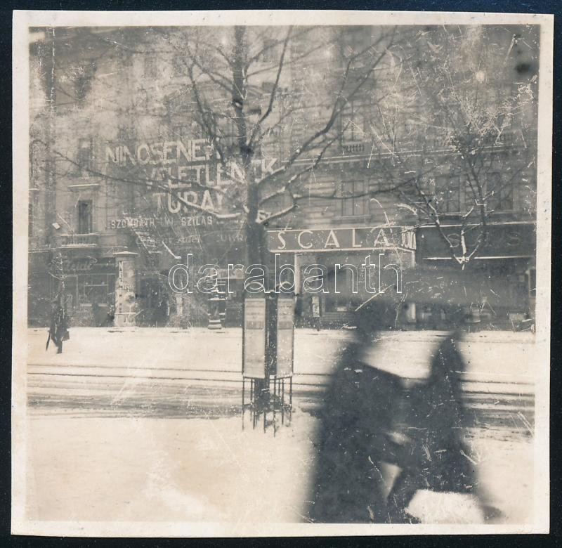 cca 1935 Kinszki Imre (1901-1945) budapesti fotóművész hagyatékából jelzés nélküli vintage fotó (havazás Bp-en), 5,7x5,8 cm