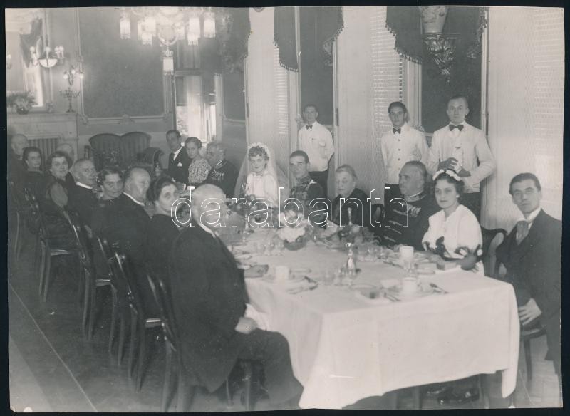 cca 1935 Esküvői vacsora, a vőlegénynek az apja és az apósa is katonatiszt sok kitüntetéssel, jelzés nélküli vintage fotó, 16,9x23 cm