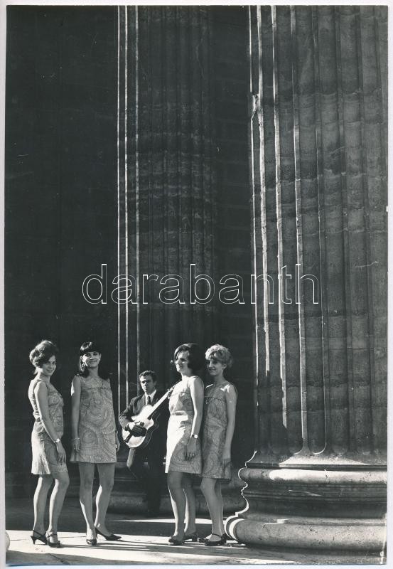 cca 1969 Budapest, Ágoston István fotóriporter pecséttel jelzett vintage fotóművészeti alkotása, 23x16 cm