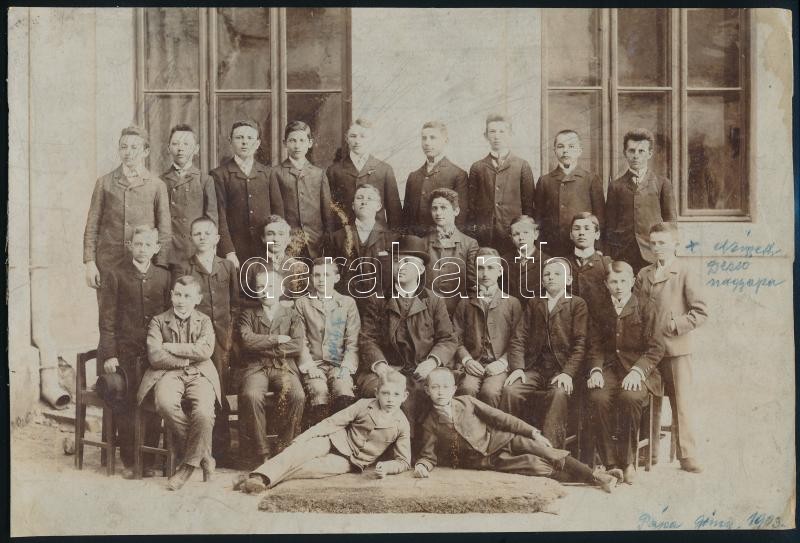 1903 Pápa, a gimnáziumi tanulók csoportképe, kasírozott vintage fotó, 19,5x29 cm