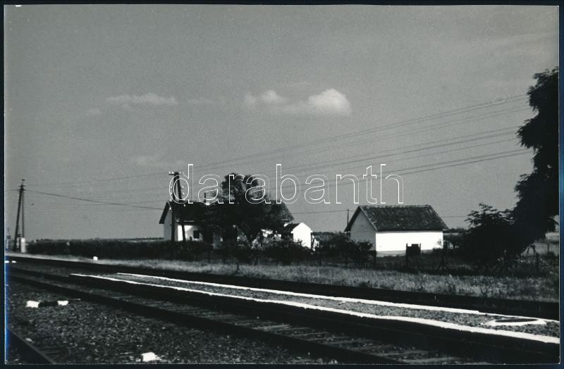 cca 1985 Balogh Julianna: Tanya a vasút mentén, feliratozott vintage fotóművészeti alkotás, 15,4x24 cm