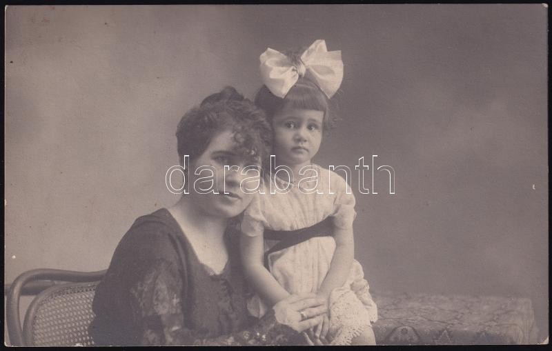 1918 Pöstyén (Szlovákia), anya gyermekével, feliratozott vintage fotó, 8,5x13,5 cm